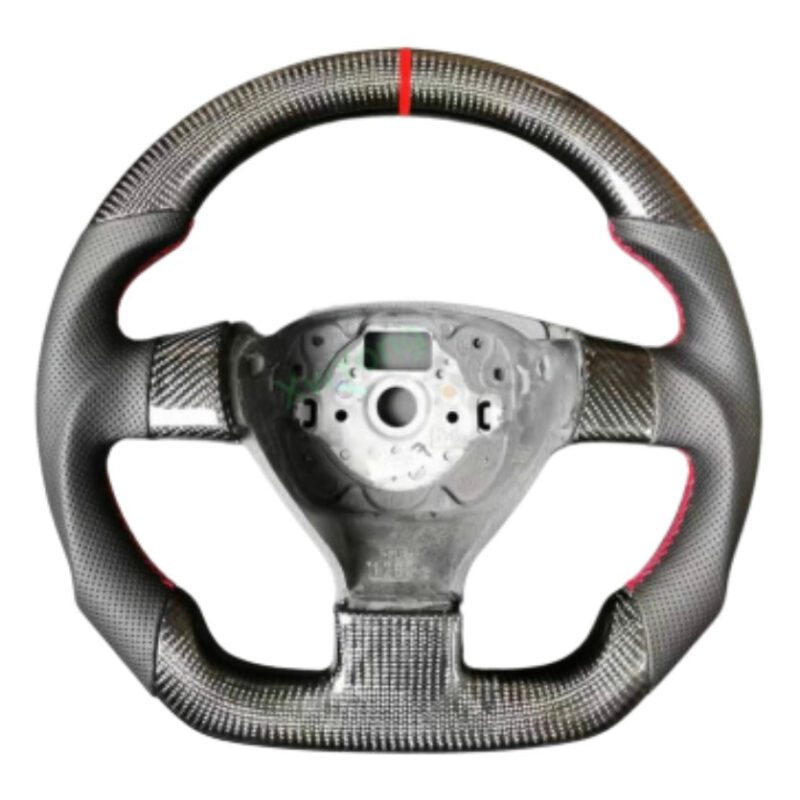 Volant Golf 5 en fibre de carbone avec surpiqûres rouges et cuir perforé noir.