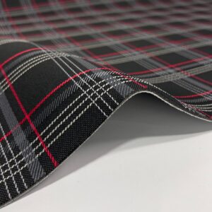 Tissu Golf GTI rouge, noir et gris à motif écossais, plié sur fond blanc.
