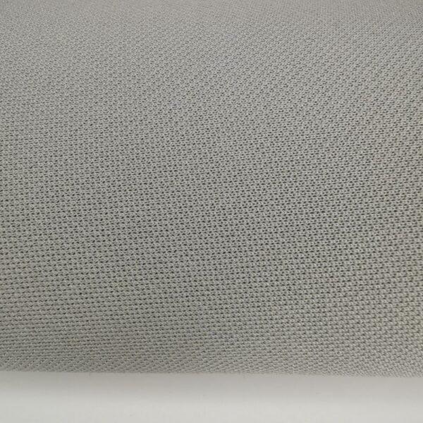 tissu-ciel-de-toit-gris-perle-n°01 Tissu de ciel de toit gris clair en gros plan, avec l’épaisseur de la mousse