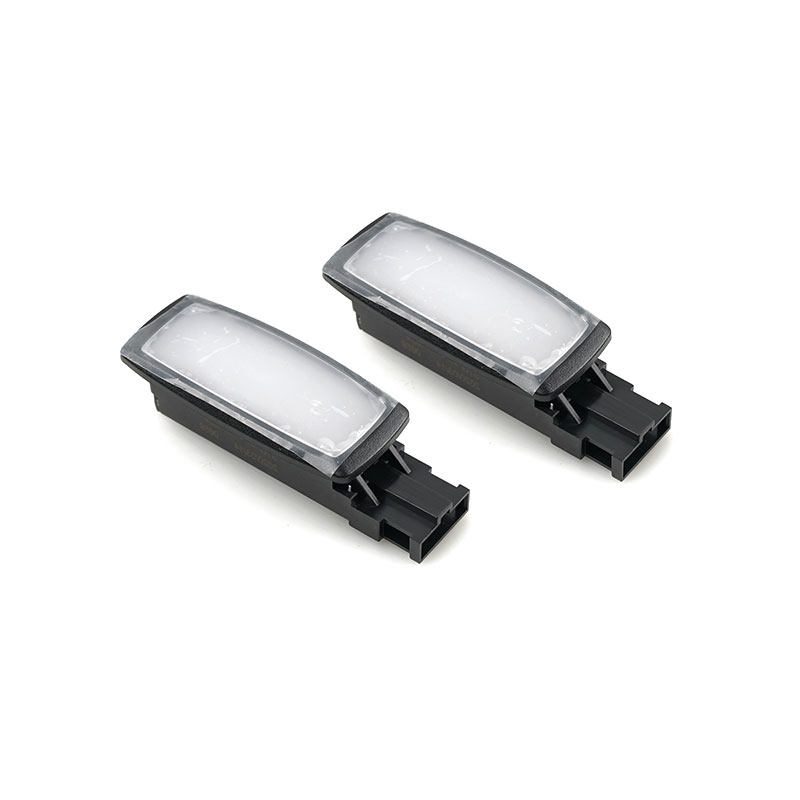 Paire d'éclairages plafonniers pare-soleil pour Skoda Superb 2008-2015, boîtiers en plastique noir avec diffuseurs blancs.