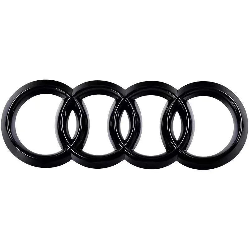 Logo Audi noir brillant composé de quatre anneaux entrelacés sur fond blanc uni