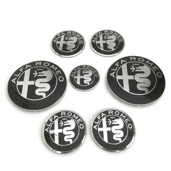 27c2d662-7026-47fc-9462-048c4717bcf7.webp Kit de 7 emblèmes Alfa Romeo noir et argent, vue de dessus