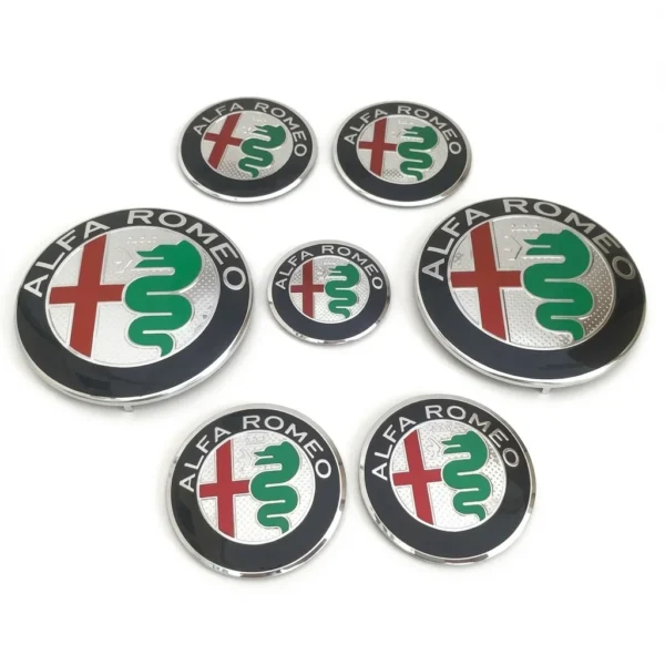 2b81f793-1416-471b-a323-d74e22ce4ced.webp Kit de 7 emblèmes Alfa Romeo aux couleurs classiques avec serpent vert et bordure argentée