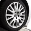Sdce990e4c1f84e38b8ec871e01dafaacJ.webp Gros plan sur une jante en alliage argentée avec un logo Audi central