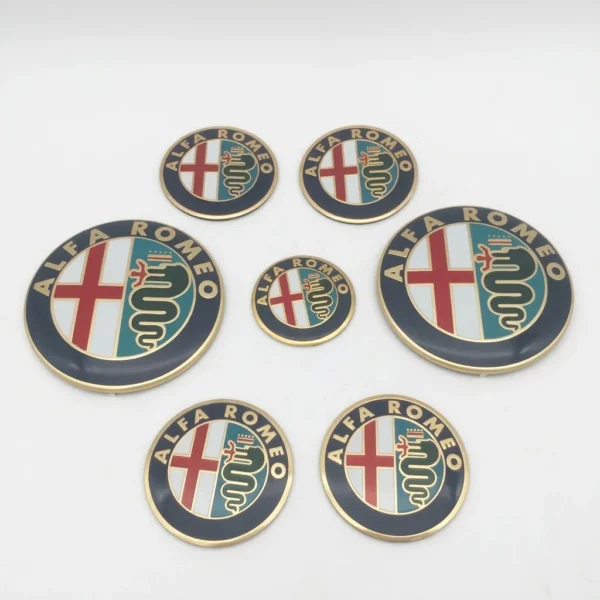 a2ae1feb-693c-4ec6-96aa-f3b6de2dc1ce.webp Kit de 7 emblèmes Alfa Romeo aux couleurs classiques avec bordure dorée