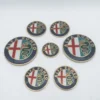 a4732268-266f-4a32-826d-6924d6b0cf85.webp Kit de 7 emblèmes Alfa Romeo, finition dorée