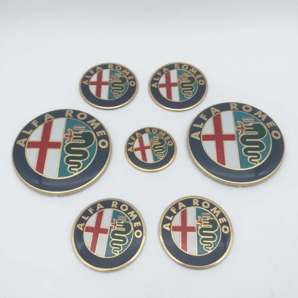 a4732268-266f-4a32-826d-6924d6b0cf85.webp Kit de 7 emblèmes Alfa Romeo, finition dorée